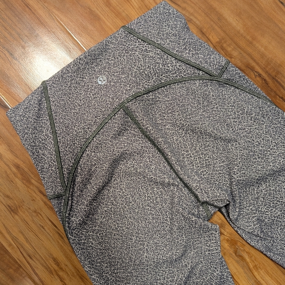 Lululemon Train Times 7/8 Pant Mesh Grey Pattern Legging‎ Women's 4 EUC 25" - Picture 2 of 7